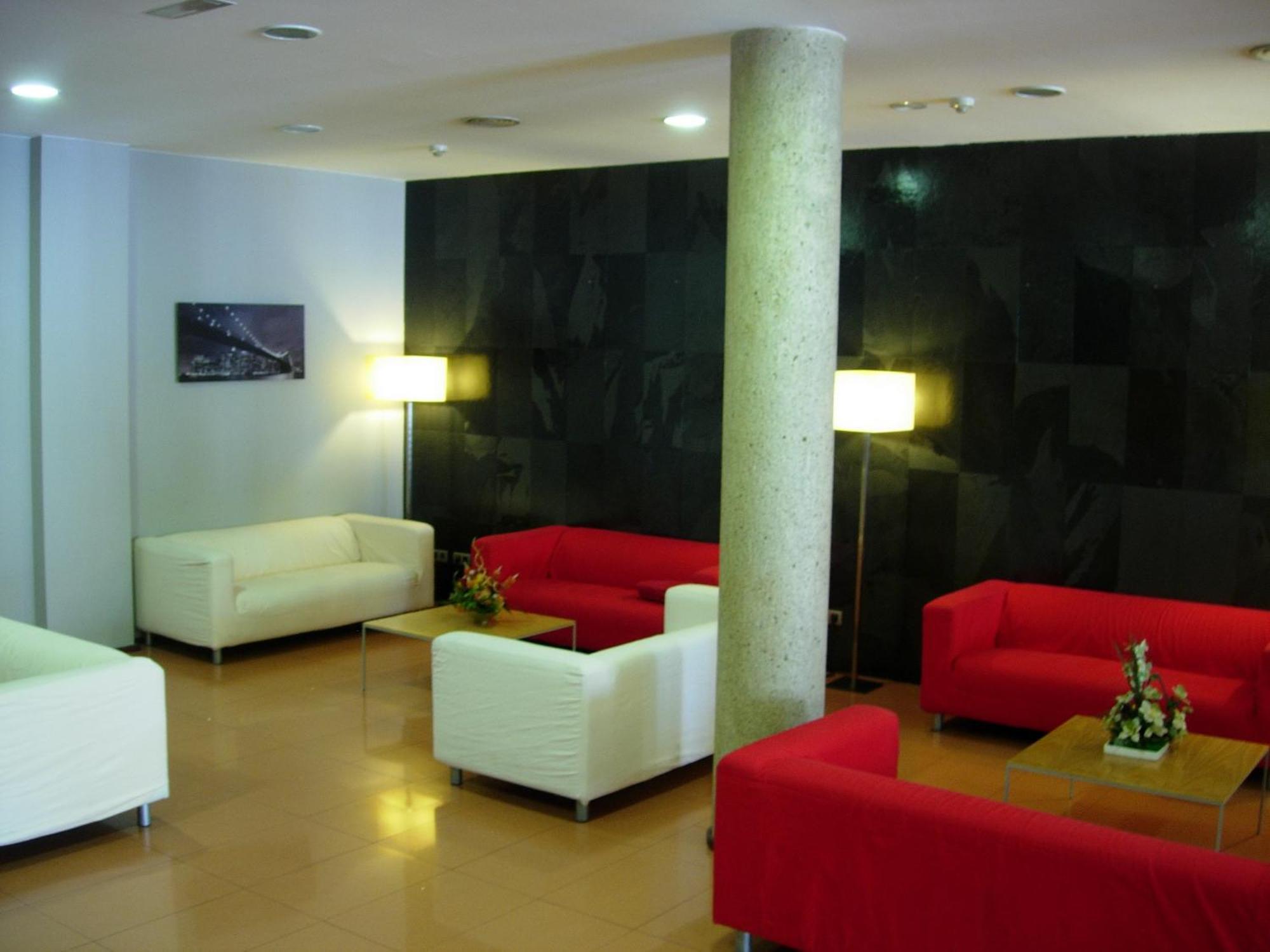 Hotel Flora Parc Castelldefels Exterior photo