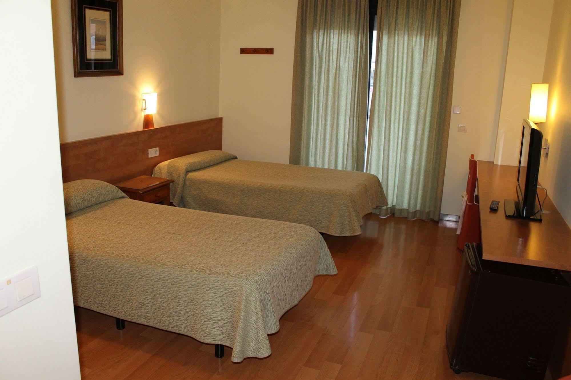 Hotel Flora Parc Castelldefels Exterior photo